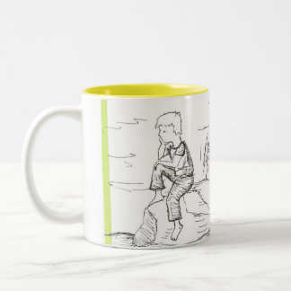 Tasse 2 Couleurs café, songeur sur une roche