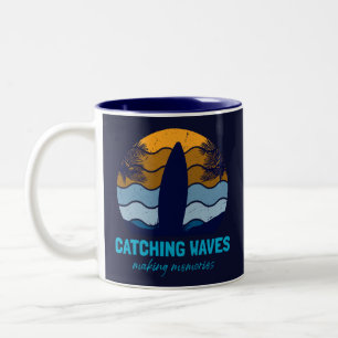 Tasse 2 Couleurs Catching Waves Retro Surboard Beach Art
