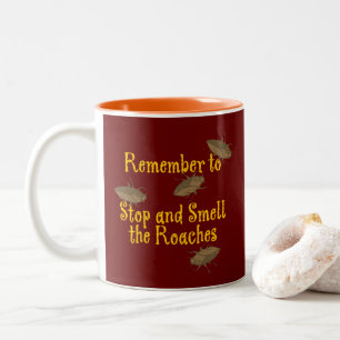Tasse 2 Couleurs Cessez et sentez le Maroon des Roaches BG