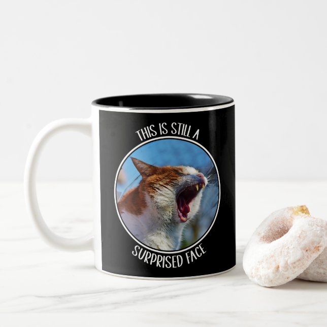 Tasse 2 Couleurs C'est toujours un visage surpris drôle mème de cha (Avec donut)