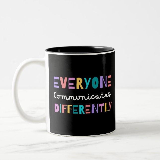 Tasse 2 Couleurs Chacun communique une Sensibilisation sur l'autism (Gauche)