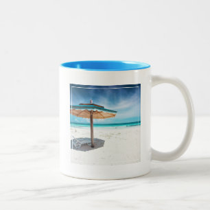 Tasse 2 Couleurs Chaise de plage et plage argentée de sables du