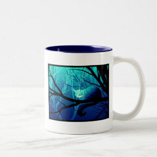 Tasse 2 Couleurs Chat de Cheshire parmi des arbres