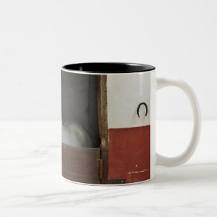 Tasse 2 Couleurs Cheval gris dans une écurie