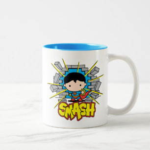 Tasse 2 Couleurs Chibi Superman Frappant À Travers Un Mur De Brique