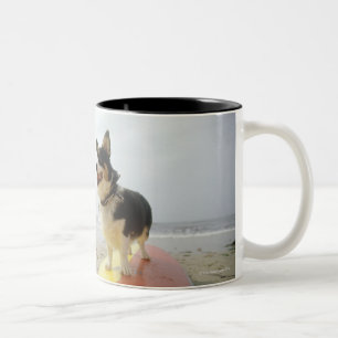 Tasse 2 Couleurs Chien sur la planche de surf