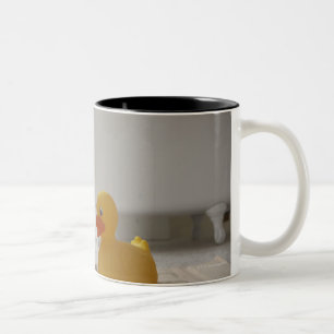 Tasse 2 Couleurs Chien sur le tapis avec le canard en plastique