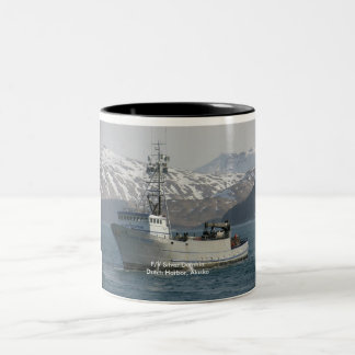 Tasse 2 Couleurs Dauphin argenté, bateau de crabe dans le port