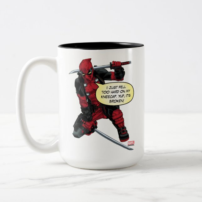 Tasse 2 Couleurs Deadpool Kneeling Avec Des Épées (Gauche)