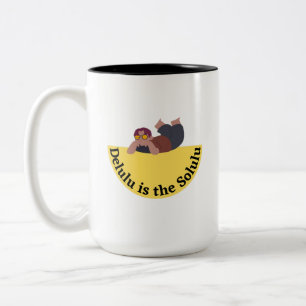 Tasse 2 Couleurs Delulu est la conception de mème drôle Solulu