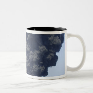 Tasse 2 Couleurs Des nuages sombres de fumée et de feu émergent 2