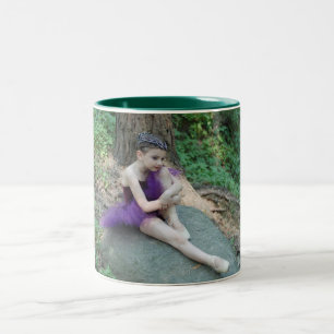 Tasse 2 Couleurs Deux tonneaux de café avec un enfant de ballet.