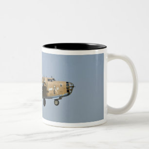 Tasse 2 Couleurs Diamond Lil B-24 Bombardier, atterrissant à Oshkos
