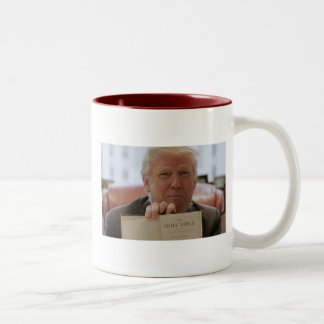 Tasse 2 Couleurs Donald Trump tenant la Bible - 11oz café à deux to