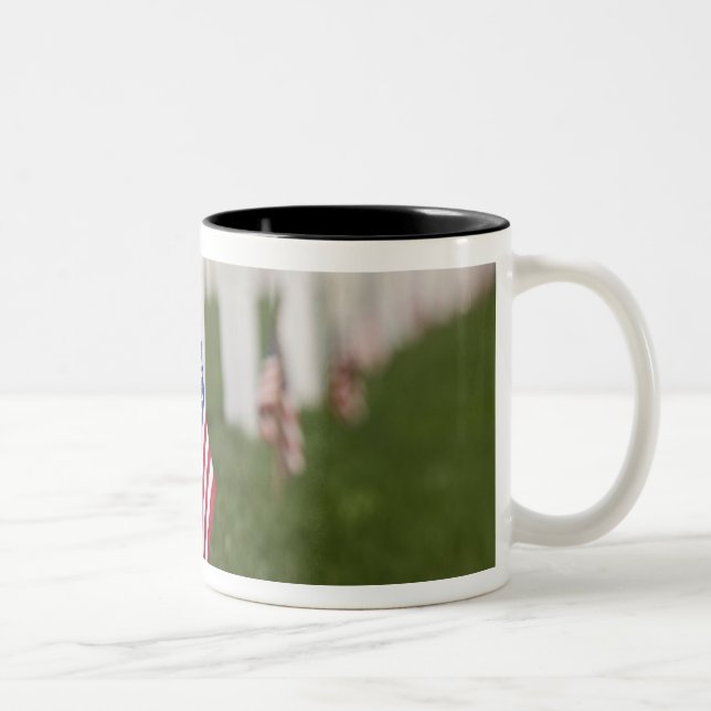 Tasse 2 Couleurs Drapeaux américains sur des tombes des vétérans (Droit)