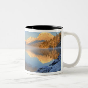 Tasse 2 Couleurs Du brouillard s'élève du lac McDonald par un grand