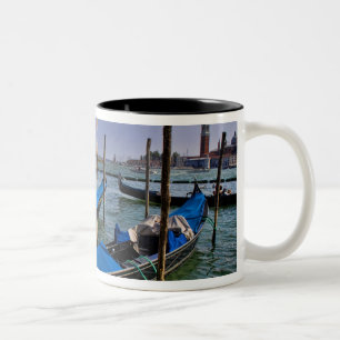 Tasse 2 Couleurs Eau du Grand Canal avec des bateaux gondalo aligné