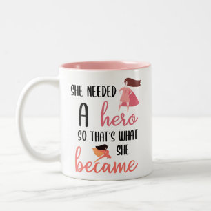 Tasse 2 Couleurs Elle avait besoin d'un héros, c'est ce qu'elle es