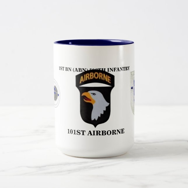 Tasse 2 Couleurs ęr INFANTERIE de MILLIARD la 506TH ATTAQUENT (Centre)