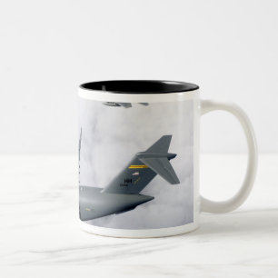Tasse 2 Couleurs Escorte de F-15B Eagles le premier C-17 basé sur