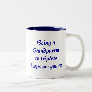 Tasse 2 Couleurs Étant un grand-parent aux tripletskeeps je jeune