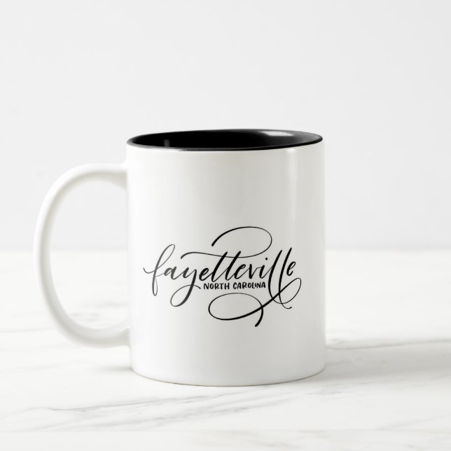 Tasse 2 Couleurs Fayetteville NC Forte main Lettrée (Gauche)
