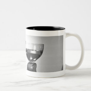 Tasse 2 Couleurs Fermez-vous des couples grillant avec du vin blanc