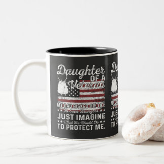 Tasse 2 Couleurs Fille d'une famille militaire patriotique et vétér