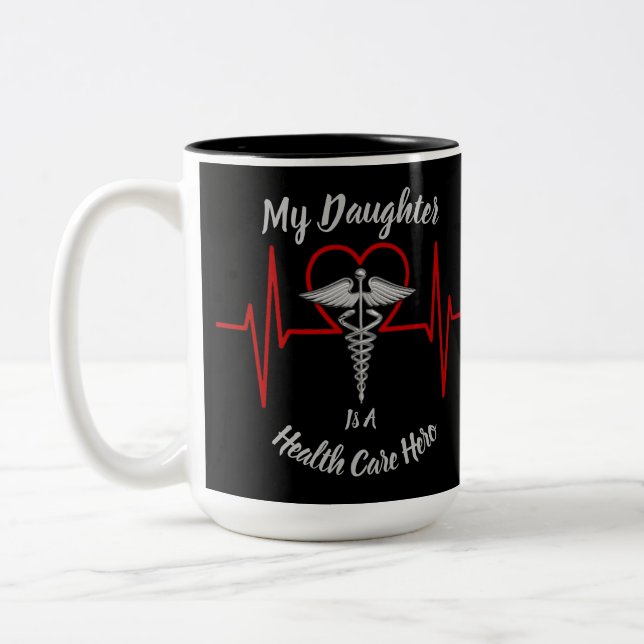 Tasse 2 Couleurs Fille héroïque des soins de santé (Gauche)