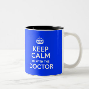 Tasse 2 Couleurs Gardez le calme que je suis avec le docteur (avec