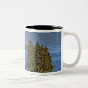 Tasse 2 Couleurs Grange rouge situé le long du lac panoramique Flat