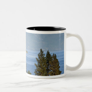 Tasse 2 Couleurs Grange rouge située le long du lac panoramique Fla