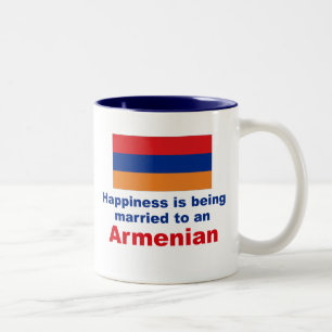 Tasse 2 Couleurs Heureusement marié à un Arménien