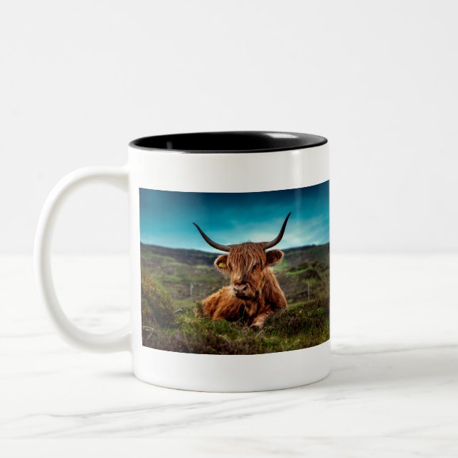 Tasse 2 Couleurs Highland Cow in the Field (Gauche)