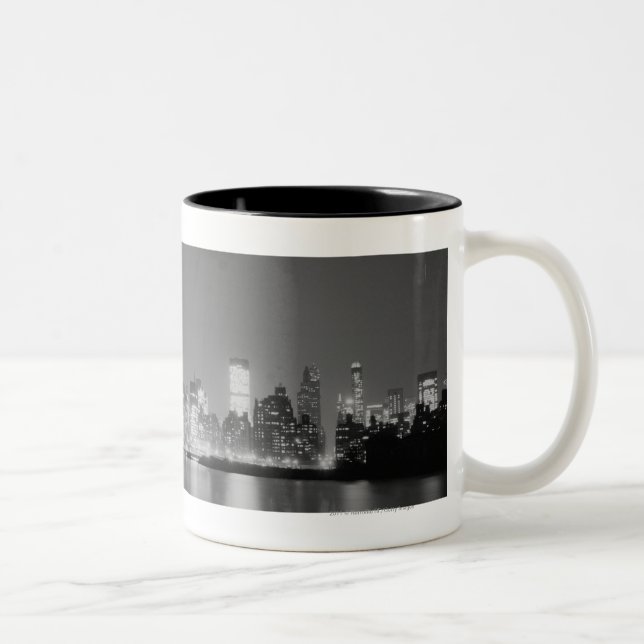 Tasse 2 Couleurs Horizon de ville la nuit (Droit)