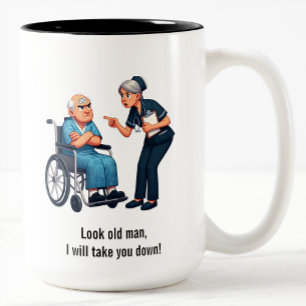 Tasse 2 Couleurs Infirmière en colère qui s'occupe d'un patient âgé
