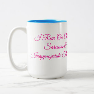 Tasse 2 Couleurs Je fonctionne au café, au sarcasme et aux pensées
