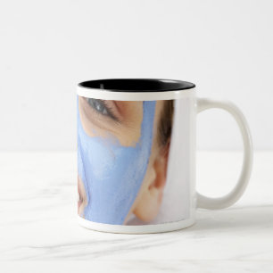 Tasse 2 Couleurs Jeune femme portant le masque facial, souriant,