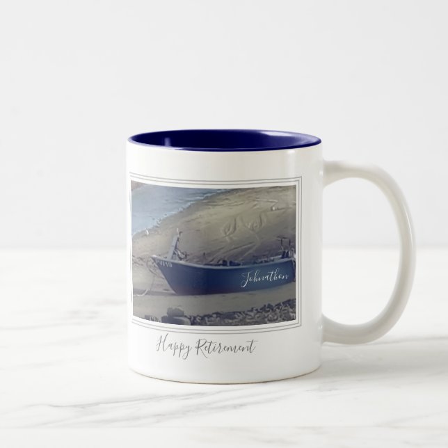 Tasse 2 Couleurs Joyeux bateau de pêche à la retraite sur la plage (Droit)