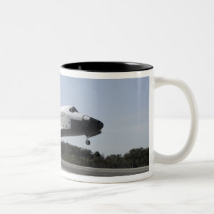 Tasse 2 Couleurs La navette spatiale Atlantis touche 3