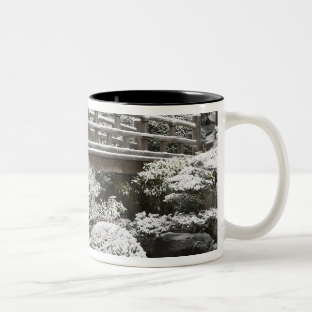 Tasse 2 Couleurs La neige tombe dans le jardin japonais de Portland (Droit)