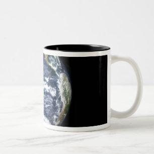 Tasse 2 Couleurs La vue de la pleine terre a centré au-dessus d'OC