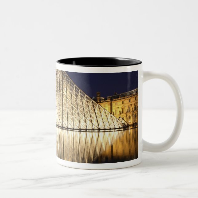 Tasse 2 Couleurs La vue nocturne sur la pyramide de verre du Musée  (Droit)