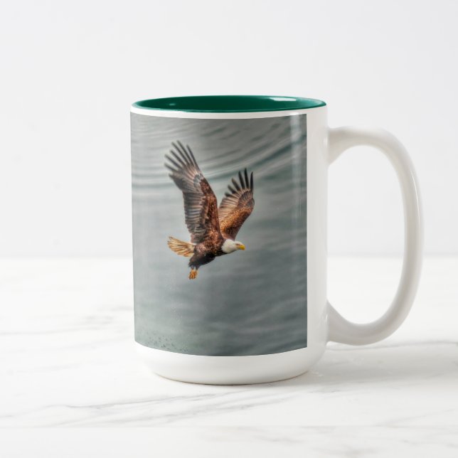 Tasse 2 Couleurs L'aigle à tête blanche américain survole l'océan (Droit)