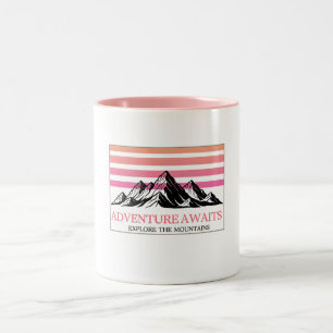 Tasse 2 Couleurs L'aventure Attend Montagne Rétro au Coucher du Sol