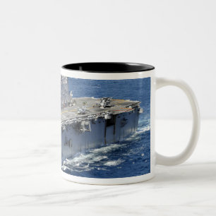 Tasse 2 Couleurs Le bateau d'assaut amphibie USS Peleliu