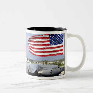 Tasse 2 Couleurs Le C-17 Globemaster III se trouve sur le vol