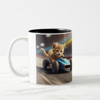 Tasse 2 Couleurs Le chat conduit une voiture de course bleue 2024
