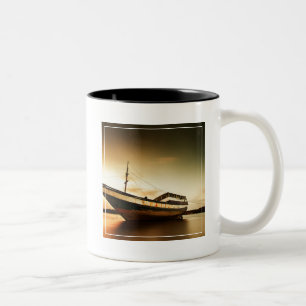 Tasse 2 Couleurs Le corps du vieux bateau   Bali, Indonésie