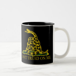 Tasse 2 Couleurs Le drapeau noir et jaune de Gadsden, ne marchent